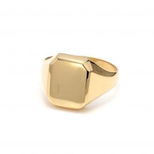 360 imaging of ring. This polished signet ring features a rectangular face with a plain gold shank.