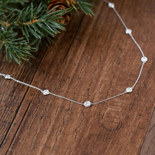 Thin necklace with diamonds